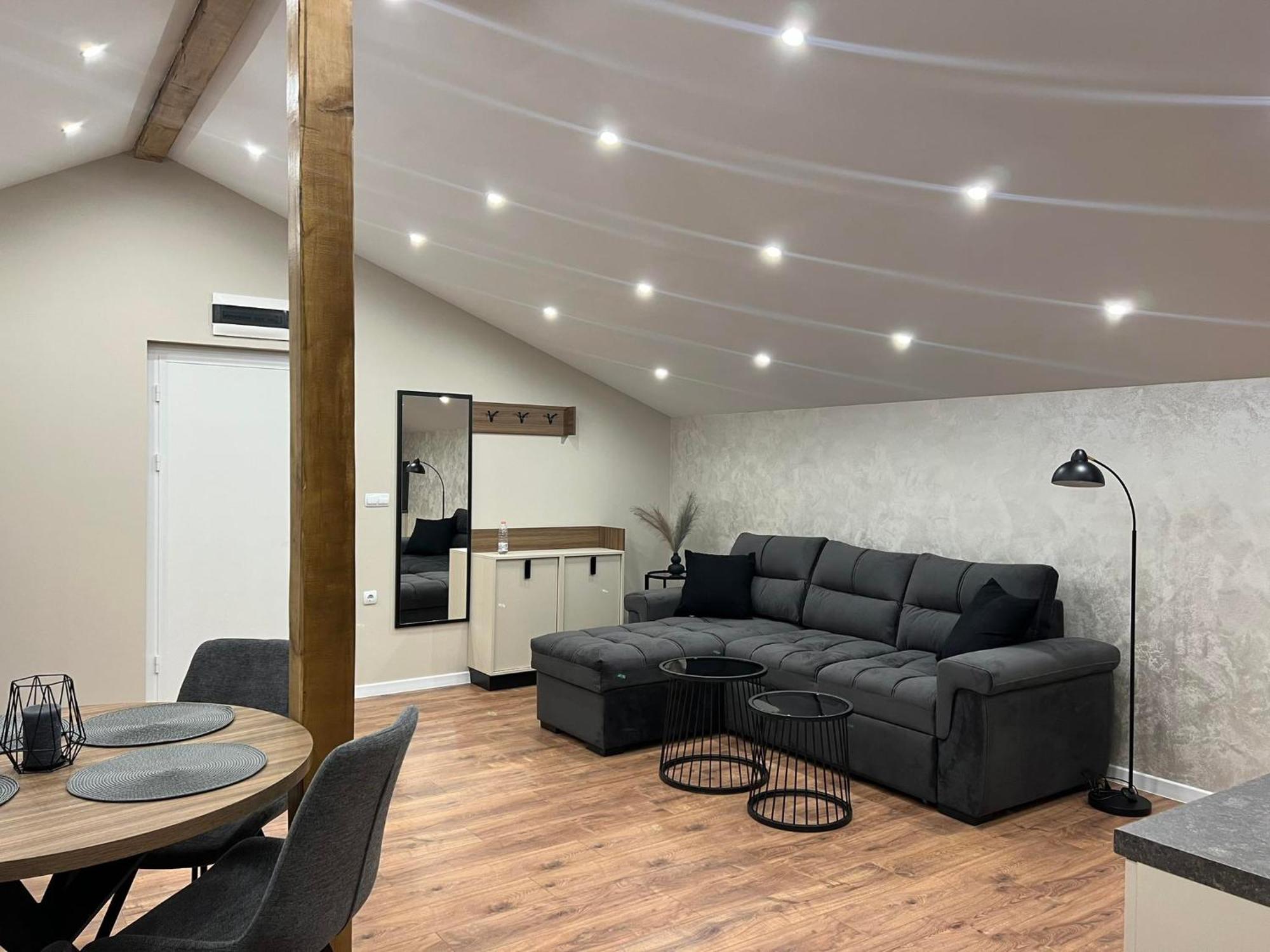 Хотел Vip Apart House Pleven ภายนอก รูปภาพ